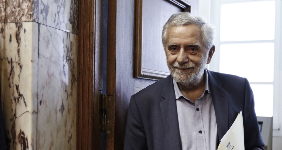 Χρυσοχοΐδης στηρίζει Δρίτσα