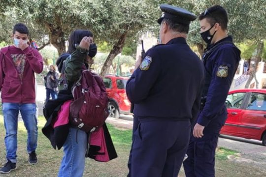Η αστυνομία παρεμπόδισε αντιφασιστική συγκέντρωση στο Ελληνικό