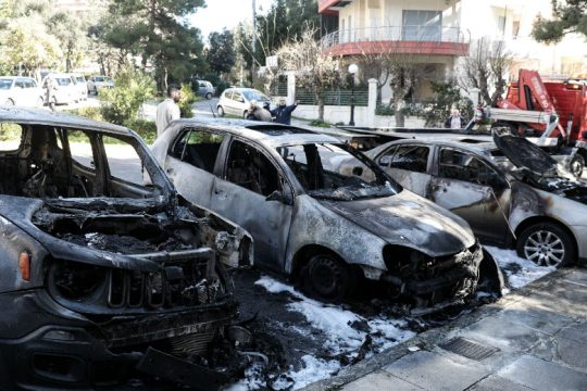 Δέκα ΙΧ κάηκαν από εμπρηστική επίθεση σε αντιπροσωπεία της Καισαριανής
