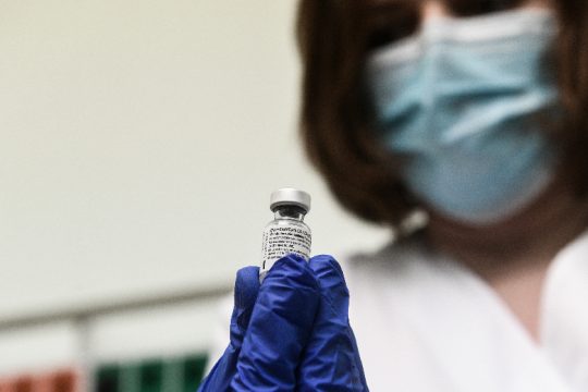 Βροχή οι καταγγελίες για τους εκτός σειράς εμβολιασμούς