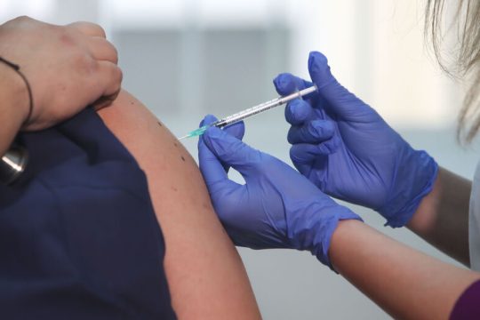 Η απαγόρευση εξαγωγών απ’ την Ε.Ε. απειλεί με εκτροχιασμό τους εμβολιασμούς στη Βρετανία