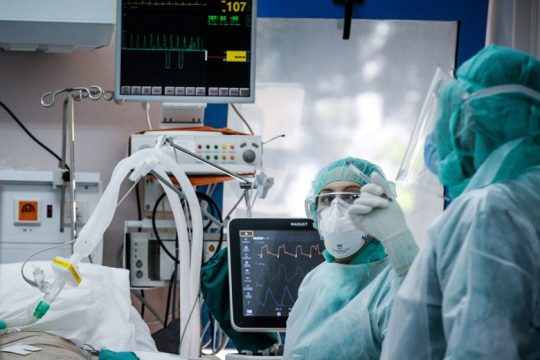 Σχέδια χαλάρωσης με τις ΜΕΘ στο «κόκκινο»