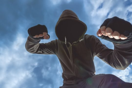 Δολοφονική επίθεση χούλιγκαν σε δημοτικό σύμβουλο της Ν. Φιλαδέλφειας