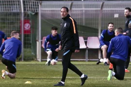 Ξεκίνημα με… κάτω την μπάλα