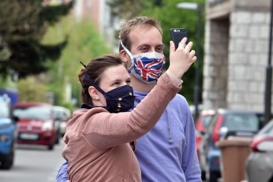 Στα σκαριά συμφωνία Ε.Ε. – Βρετανίας για τα εμβόλια
