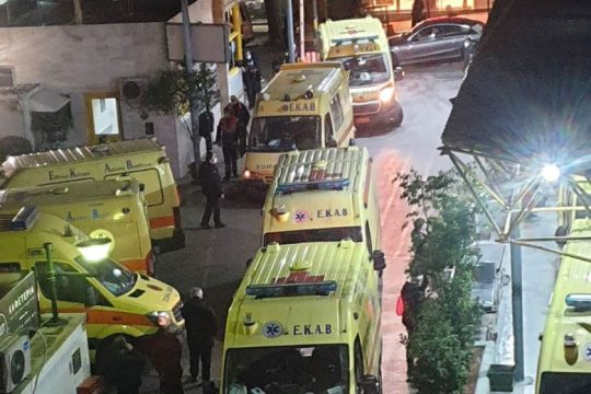 Σε πόλεμο το ΕΣΥ – Ουρές τα ασθενοφόρα τη νύχτα έξω από τον Ευαγγελισμό