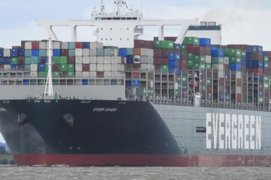 Σε κίνδυνο οι θαλάσσιες μεταφορές λόγω καθήλωσης τεράστιου πλοίου στο Σουέζ