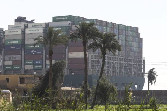 Αδειάζουν τα εμπορευματοκιβώτια μήπως και ξεκολλήσει το γιγάντιο πλοίο στο Σουέζ