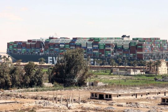 «Διορθώνει» τις τιμές του πετρελαίου ο μερικός απεγκλωβισμός του «Ever Given»