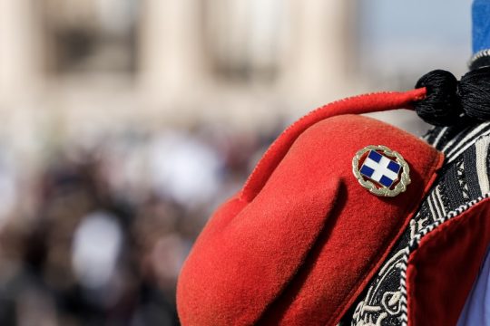 Φουστανέλα, τσαρούχι, φούντα, φέσ’