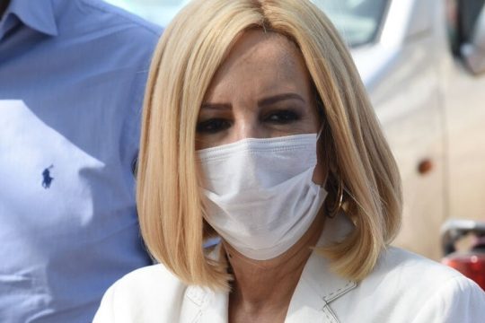 «Ανέμελη κυβέρνηση, ανεξέλεγκτη πανδημία»