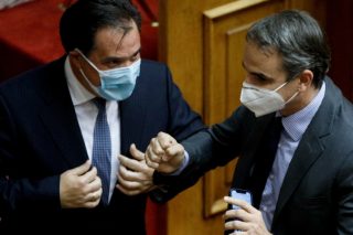 Να δώσει εξηγήσεις ο Μητσοτάκης για την κουμπαριά Αδωνη