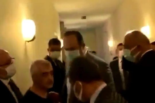 Ελεύθερος ο Γκεργκερλίογλου μετά την επεισοδιακή σύλληψή του στην τουρκική βουλή