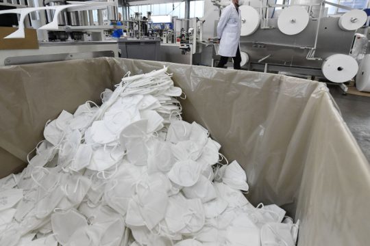 Οι μίζες για τις μάσκες προκαλούν ανταράξεις στο κόμμα της Μέρκελ