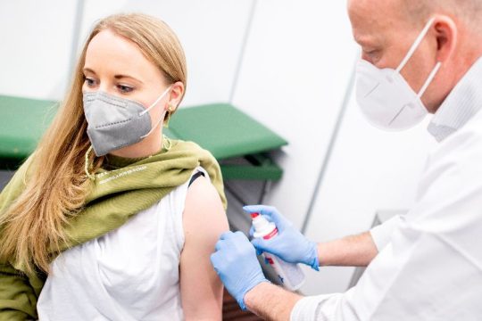 FAZ: Γερμανική Αρχή συστήνει το εμβόλιο της AstraZeneca και για τους άνω των 65