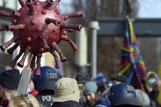 Χιλιάδες Γερμανοί στους δρόμους κατά των μέτρων για την πανδημία