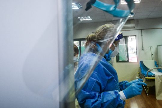 Οι εργαζόμενοι κινδυνεύουν από τον Covid-19