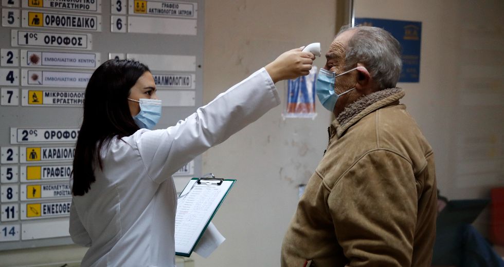 Έκρηξη διασωληνώσεων, θανάτων και σταθερά ψηλά τα κρούσματα κορονοϊού