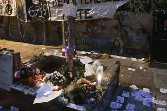 Ποινή χάδι στον ΜΑΤατζή που διέλυσε την ανθοδέσμη για τον Γρηγορόπουλο