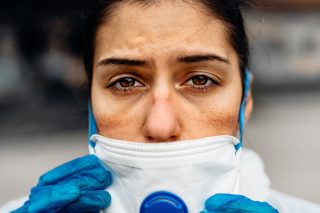 Μία στις τρεις γυναίκες αναγκάστηκε να σταματήσει τη δουλειά της