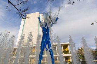«Eίμαστε εδώ, χορεύοντας»