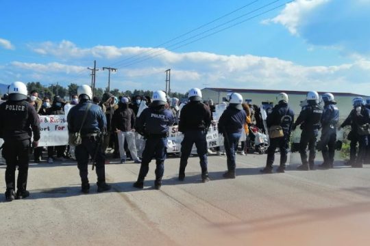Διέλυσαν με χημικά την κινητοποίηση των προσφύγων στη Ριτσώνα [Βίντεο]