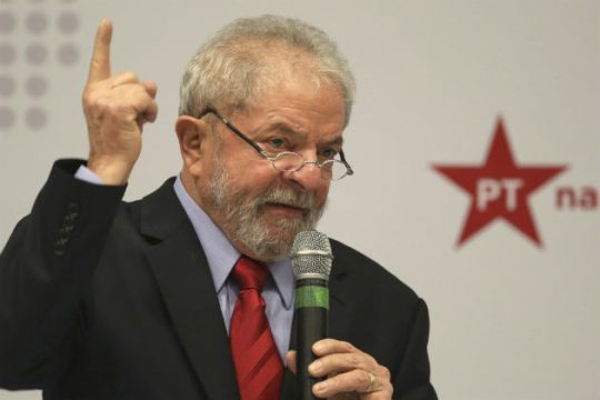 Βραζιλία: Για «γενοκτονία» και «ανευθυνότητα» κατηγορεί ο Λούλα τον Μπολσονάρο