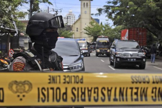 Βομβιστική επίθεση με πολλούς τραυματίες έξω από εκκλησία της Ινδονησίας