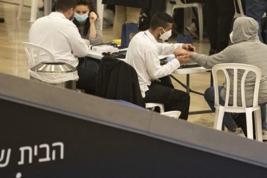 Παρακολούθηση με «βραχιολάκι» για ταξιδιώτες σε καραντίνα στο Ισραήλ