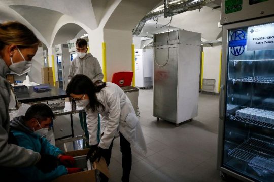 Χωρίς μισθό όσοι υγειονομικοί δεν εμβολιάζονται αποφάνθηκε ιταλικό δικαστήριο