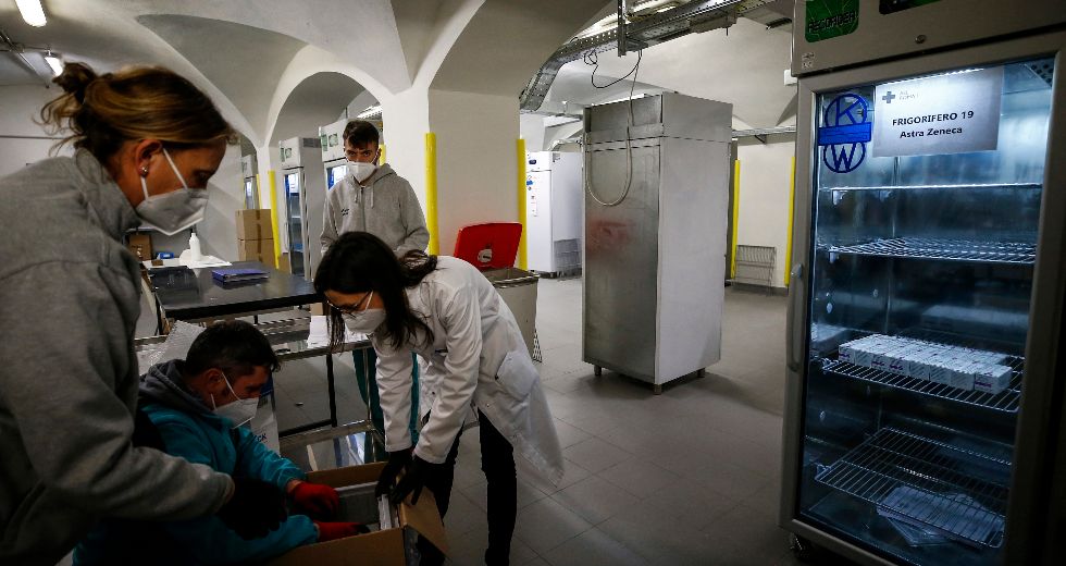 Χωρίς μισθό όσοι υγειονομικοί δεν εμβολιάζονται αποφάνθηκε ιταλικό δικαστήριο