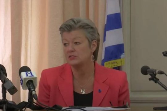 Η Γιόχανσον αδειάζει Μηταράκη για τις επαναπροωθήσεις [ Βίντεο ]