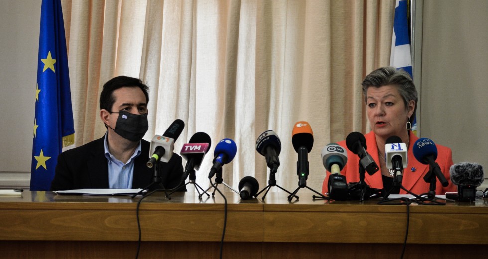 Χρηματοδότηση και τελεσίγραφα από Γιόχανσον για τις προσφυγικές δομές στο Αιγαίο