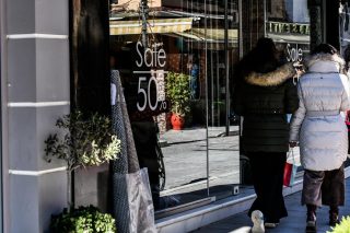 Φόροι και οφειλές ψαλιδίζουν την ανάσα ρευστότητας για τις μικρές επιχειρήσεις