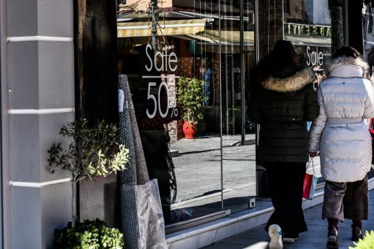 Φόροι και οφειλές ψαλιδίζουν την ανάσα ρευστότητας για τις μικρές επιχειρήσεις