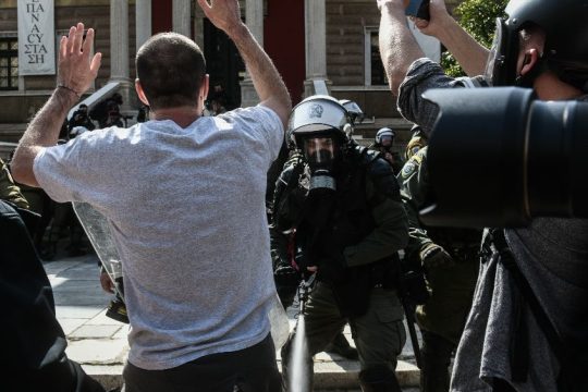 Μ-Λ ΚΚΕ: Νέα άγρια επίθεση και δεκάδες προσαγωγές στο Σύνταγμα