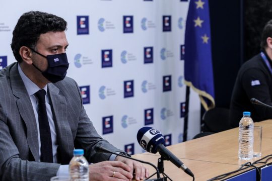 Από τον ανέμελο Μητσοτάκη στον πανικόβλητο Κικίλια