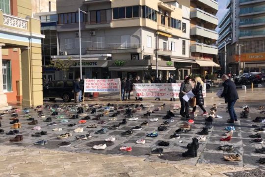 Ηράκλειο: Έμποροι και επαγγελματίες διαμαρτυρήθηκαν με… άδεια παπούτσια