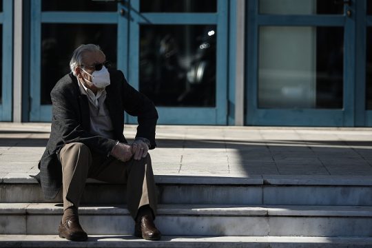Τετραψήφια σε μολύνσεις η Αττική, τριψήφιες Θεσσαλονίκη και Λάρισα