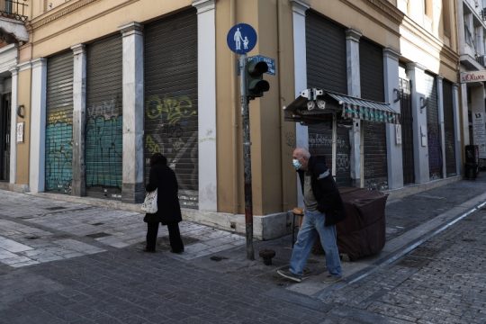 Covid-19: Νέα άνοδος σε κρούσματα, διασωληνώσεις και θανάτους
