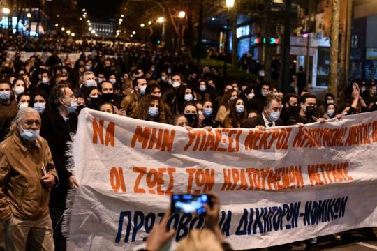 Στα όρια της ζωής του έχοντας χιλιάδες στο πλευρό του