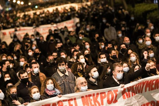Στο όριο ζωής και θανάτου με χιλιάδες στο πλευρό του