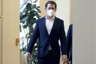 Ο Κουρτς αγοράζει Sputnik V και «σαμποτάρει» την Pfizer!