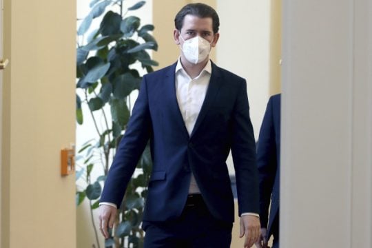 Ο Κουρτς αγοράζει Sputnik V και «σαμποτάρει» την Pfizer!