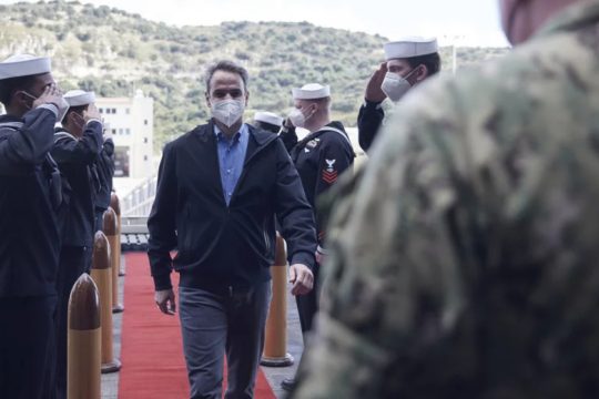 Στη Σούδα βρέθηκε ο πρωθυπουργός – Επισκέφθηκε το αεροπλανοφόρο «Αϊζενχάουερ»