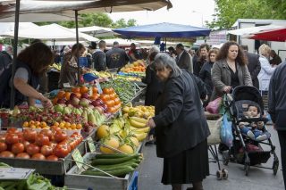 «Βράζουν» οι λαϊκές αγορές