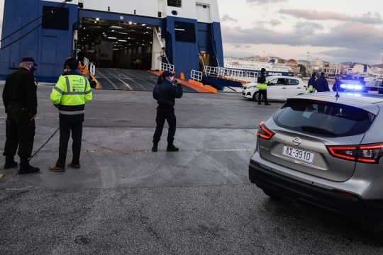 Εντονες αντιδράσεις για τις μεταθέσεις λιμενικών