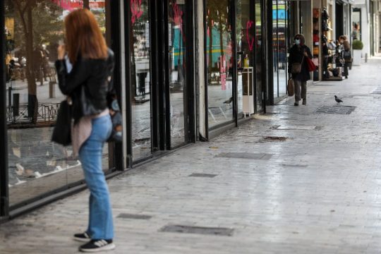 Ο Άδ. Γεωργιάδης «ανοίγει» το λιανεμπόριο – Πάνω από 3.000 κρούσματα τη μέρα «βλέπουν» οι ειδικοί