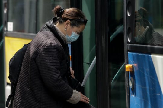 Ομολογία μέσω… τροπολογίας ότι ο ιός διαδίδεται μέσω ΜΜΜ