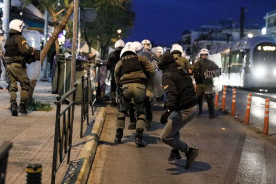 Ντοκουμέντο αστυνομικής βαρβαρότητας σε καφετέρια στο Γαλάτσι [βίντεο]